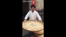 Уличный кулинар-виртуоз