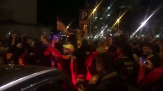 Messi’s car mobbed by fans after astonishing comeback against PSG | 2017