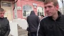 АНТИ СтопХам, задержали за порчу имущества СтопХам сам сдирает свои наклейки