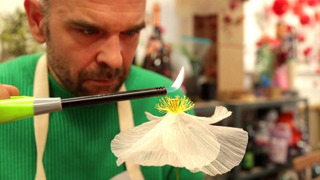 Француз создаёт прекрасные цветы из отходов
