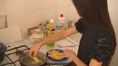 Учится жарить картошку