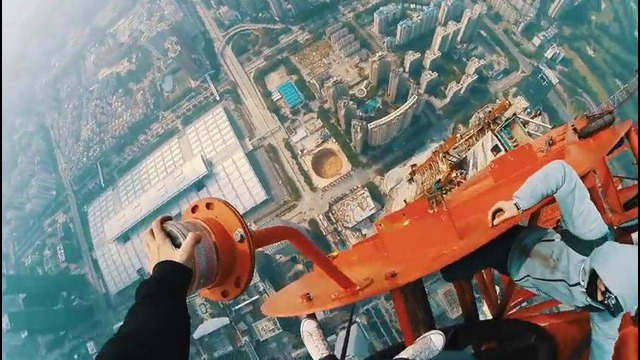 Отчаянные русские руферы покоряют второе по высоте здание в Мире