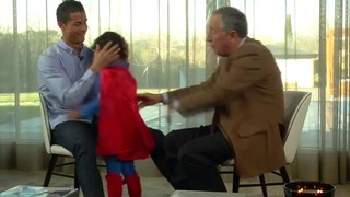 Сын Роналду прервал интервью отца, выбежав в костюме Супермена