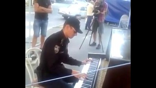 Полицейский сыграл на уличном рояле «Apologize»