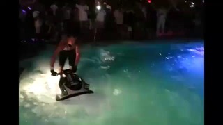 Сальто назад в бассейне на скутере
