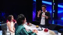 Карточный фокусник заработал золотую кнопку на шоу талантов в Мьянме