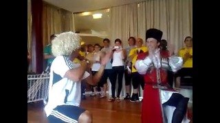 Роберто Карлос учится танцевать лезгинку