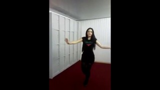 Красавица танцует лезгинку