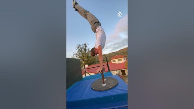 Guy Performs Incredible Tricks on Trampoline