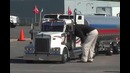 Седельный тягач Kenworth уменьшили в два раза