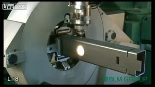 Крутой робот для резки металла в действии