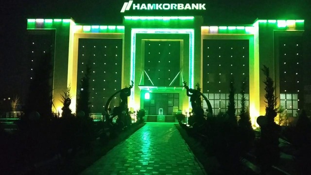 Фергана. Здание HamkorBank а переливается красивыми цветами