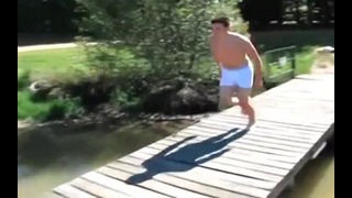 Неудачный прыжок с разбега в воду