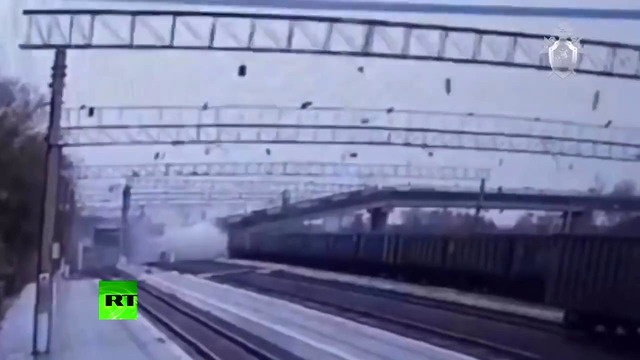 Момент обрушения автомобильного моста в Амурской области попал на видео