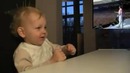 Малыш в восторге от концерта Фреди Меркури