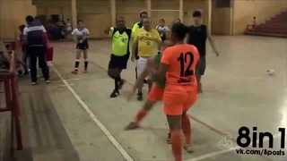 Удар в лицо с ноги во время матча по женскому футзалу