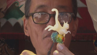 Удивительные фигурки из сахара выдувает гонконгский умелец
