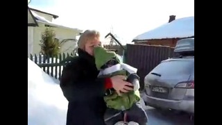 Обезьянка Иван на зимней прогулке на дач