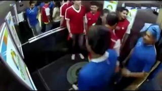 Люди в лифте и футбольные болельщики