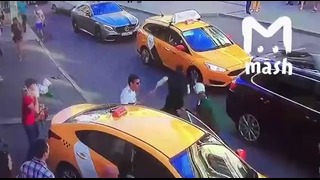 В Москве водитель такси совершил наезд на пешеходов