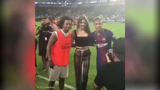 10 неловких ситуаций, в которые попали футболисты из-за женщин