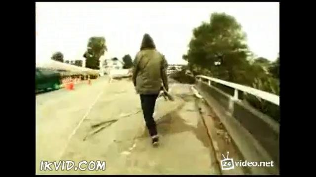 Скейтеры выполняют трюки