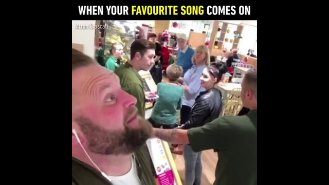 Когда в наушниках играет твоя любимая песня