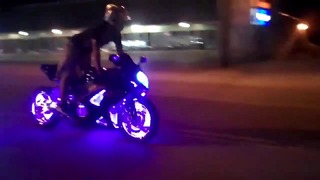 Крутой мотоцикл с динамической подсветкой колес