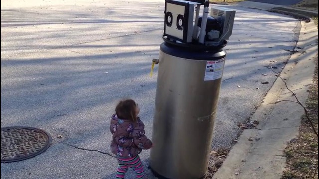 Девочка приняла бак водонагревателя за робота