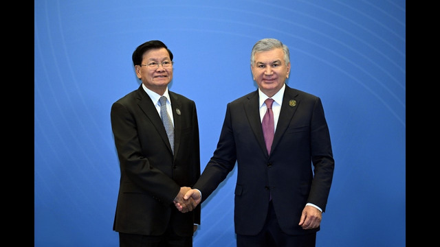 Shavkat Mirziyoyev Laos Prezidenti bilan uchrashdi