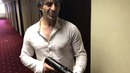 Юсуп Омаров разгуливает с автоматом по гостинице