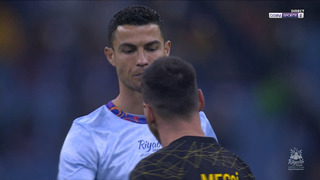 Рукопожатие между Роналду и Месси перед матчом ПСЖ – Звёзды Аль-Хиляль и Аль-Наср