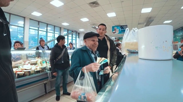 Казах покупает старикам продукты Астана Поддержи своих стариков! Р ( 1080 X 1920 )