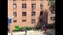 Мужчина ловит выпавшую из окна девочку
