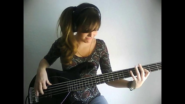 Красивая девушка Marta Altesa офигительно играет на бас-гитаре