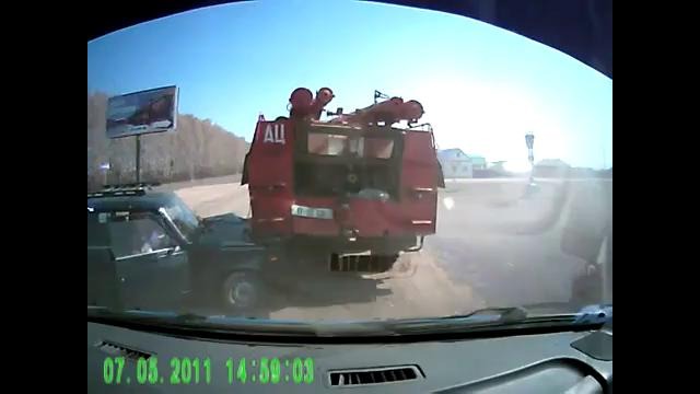 Водитель впечатался в пожарную машину