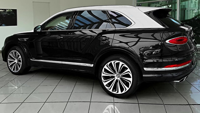 2024 Bentley Bentayga Azure – Luxury SUV in Detail