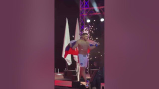 Немков вышел на победный бой с флагом России #shorts