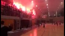 Футбольные фанаты в школьном спортзале
