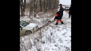 Трудности автомобилистов на зимней дороге