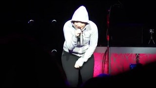 Kelly Clarkson Covers Eminem’s Lose Yourself