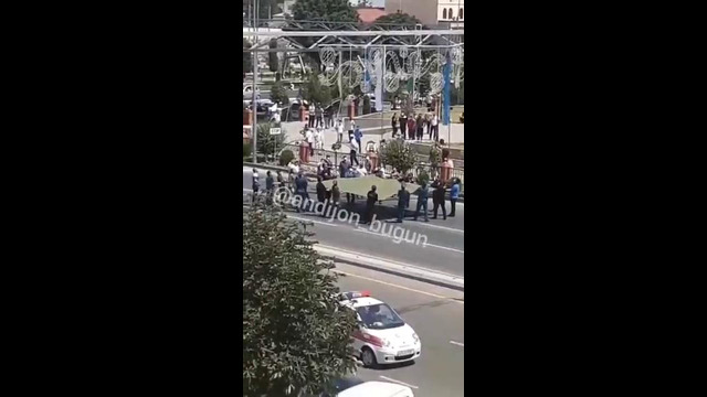 Андижонда йигит баланд светофордан ўзини ташлади