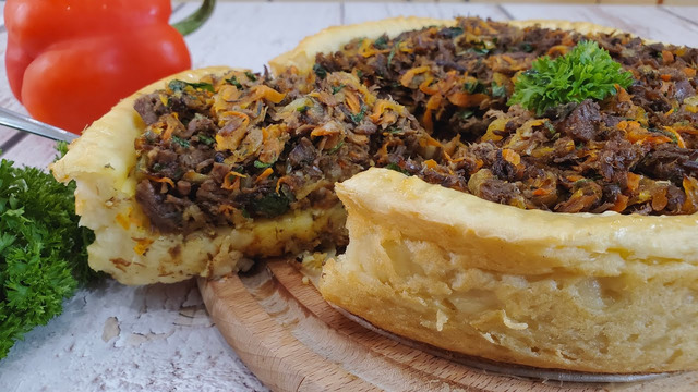 Пирог из картофельного теста с мясом и овощами