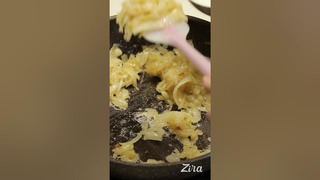 Слоёный тарт с карамелизованным луком и грибами