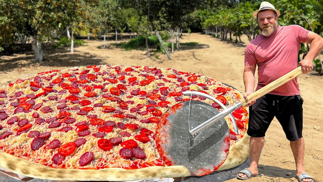 Гигантская пицца, приготовленная на углях! Кулинарное шоу на природе