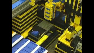 Завод из Lego, производящий самолёты из Lego