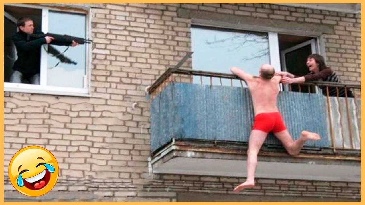 Дразнит прохожих с балкона