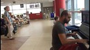Крутой пианист в аэропорту
