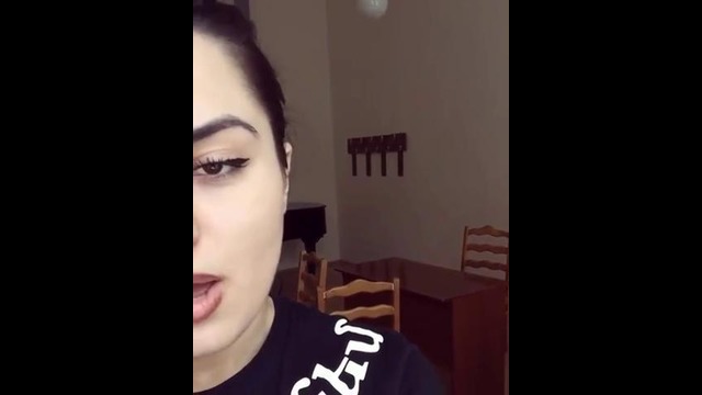 Девушка поет очень красиво