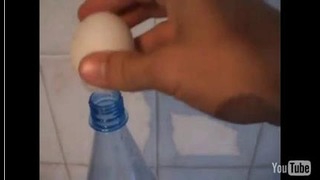 Как можно засунуть яйцо в бутылку